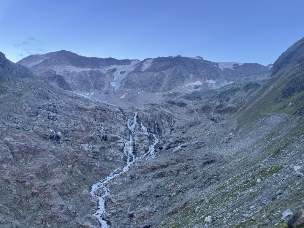 Foto mit Blick in das Taschachtal mit Gletschern der Ötztaler Alpen im Hintergrund. Aufgenommen von Lukas Prandstätter (BOKU). 